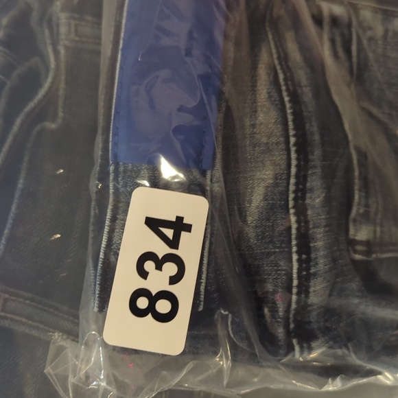 C.J H. Size 2/28 Skinny Jeans With Great Stretch - Picture 7 of 7